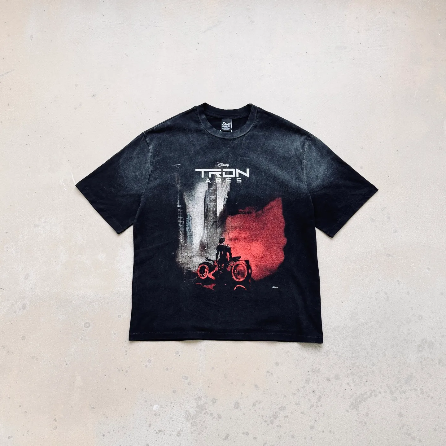 P138 # CTS-107 Saint 26SS "TRON ARES God of War Ares" limited edition. 260g heavyweight pure cotton fabric after washing. Retro single-stitch heaven and earth stitch technology + sandblasting and yeast washing to fade + hand-cut ribs. Size: S M L XL Customized 260g gram weight 100% cotton special washed fabric that is consistent with the original. With the blessing of imitation sun-drying, heavy sandblasting and fading + edge grinding + Assute fermentation and washing, the cotton feel on the surface of the fabric is well presented. Both the texture and feel are ceiling level. After the ready-made garments undergo a series of heavy washing and distressing processes, the retro and high-end sense of the entire garment is directly to the top. The garment making process of the entire garment adopts Saint The most common and complex single-needle sewing process (commonly known as single-thread heaven and earth stitch) among vintage vintage brands such as Michael. The movie "TRON: ARES" is very deep in concept and theme. It subverts the previous setting of the series of "human beings entering the digital world" and instead focuses on "digital existence entering reality". It takes the "emergence" process of Ares ARES from pure program to awakening consciousness as the core, and integrates the concept of "emergence" in biology and informatics. It also uses elements such as Gnostic mythology and Jewish "golem" legends to sublimate the story from a cyberpunk adventure to a philosophical allegory that explores the relationship between human nature and technology. This profound ideological core far exceeds other works of the same type.